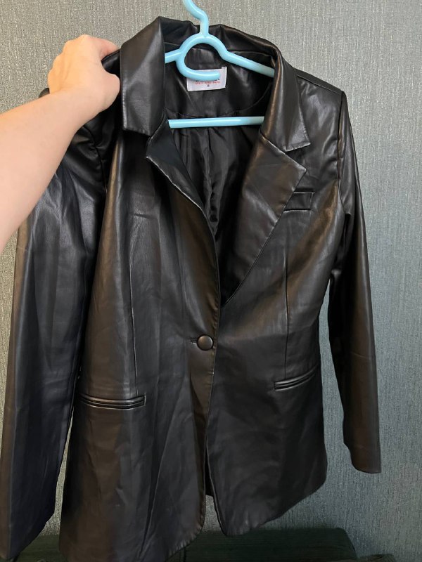 Барное кресло, Пиджак черный, Топ кожаный, Белая кофточка, Штаны белые, Красное платье, Жилетка эко кожа, Платье черное 2