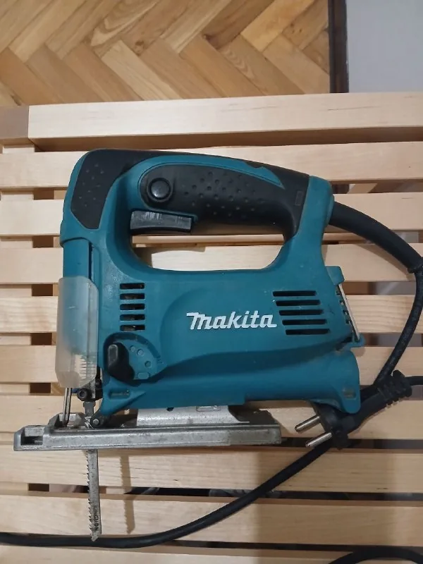 Электрический лобзик Makita 1