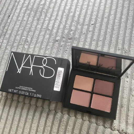 Тени Nars, гелевые лайнеры Lithe, румяна Charlotte Tilbury