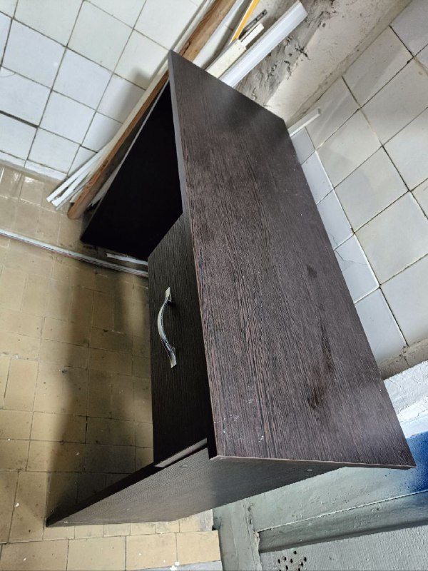 Водонагреватель, холодильник, торговые весы, индукционная плита, мультиварка, раковина с краном, ведро со шваброй, соковыжималка, вытяжка, постер, стол, полка нержавеющая