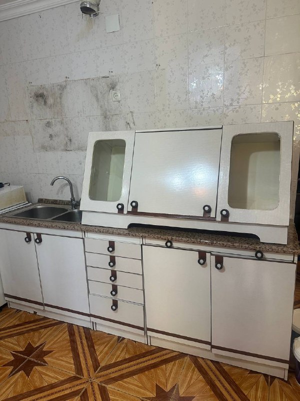 Кухня с газовой плитой и вытяжкой
