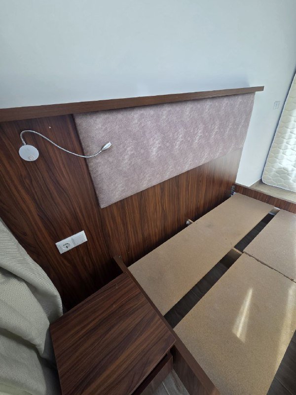 Кровать 160 на 200 с тумбочкой и светильником 3