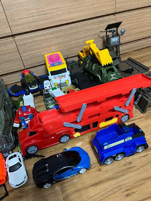 Разные игрушечные машины 3