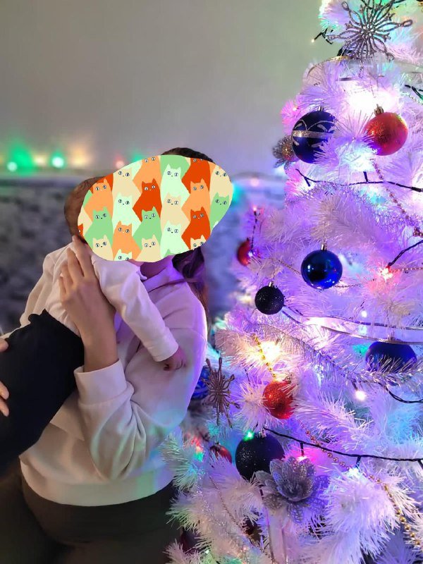 Ёлка с красно-синими игрушками