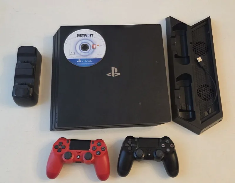 PS4 Pro CUH7216 с двумя джойстиками и Detroit 1