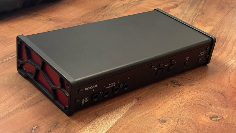 Аудиоинтерфейс TASCAM US-4X4HR 2