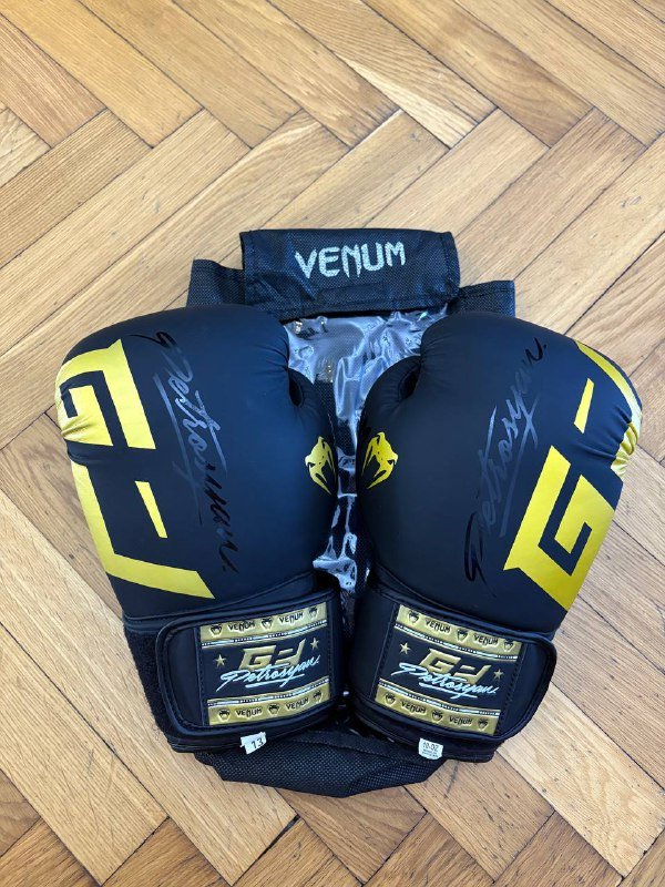 Оригинальные боксёрские перчатки Venum 10 oz