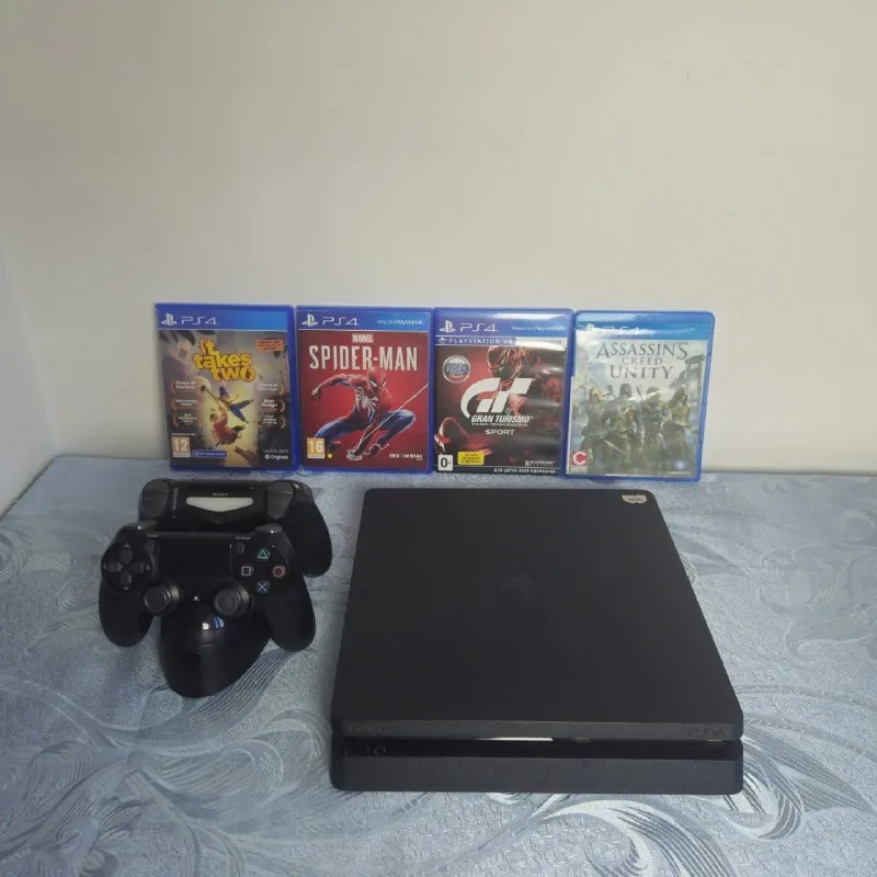 PlayStation 4 Slim 500 ГБ, джойстик, диски, док-станция