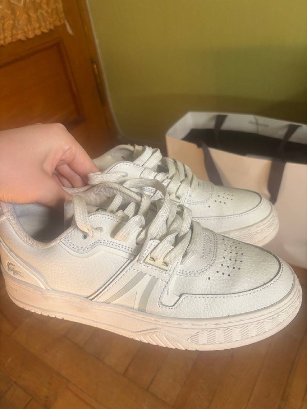 Очки Celine, сумка Karl Lagerfeld, кеды Lacoste, джинсы Hugo Armani CK 2