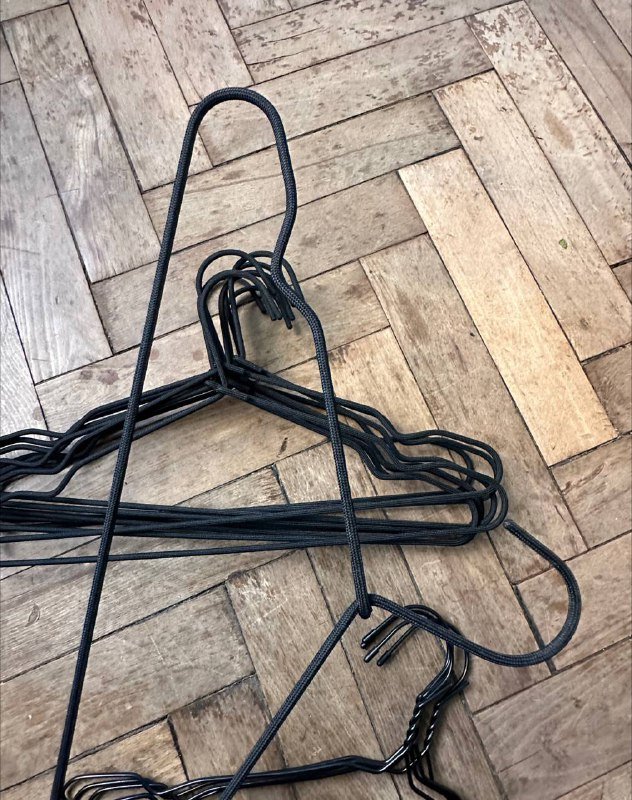 10 тканевых вешалок Jysk и 4 металлические вешалки 2