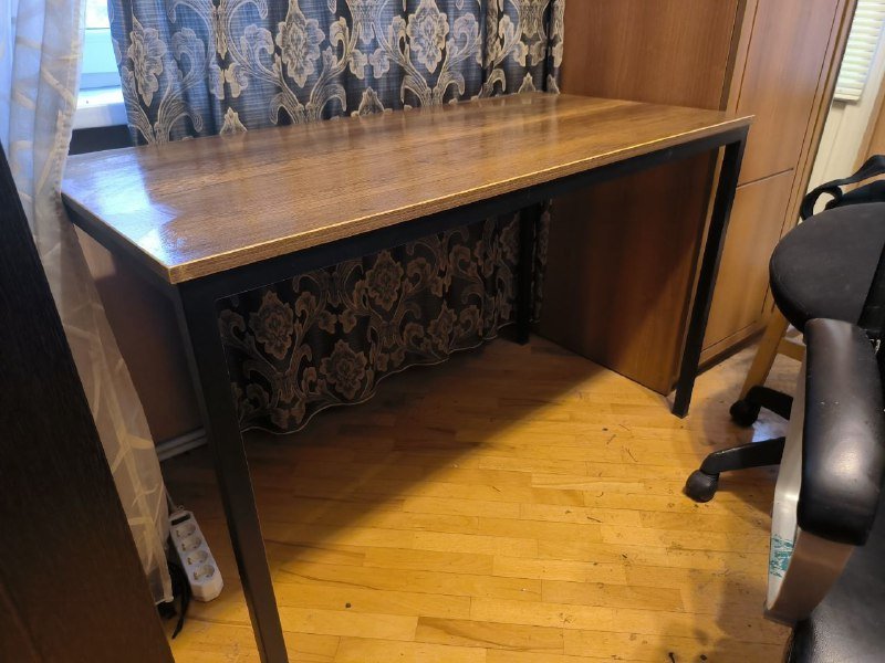 столы и кресло