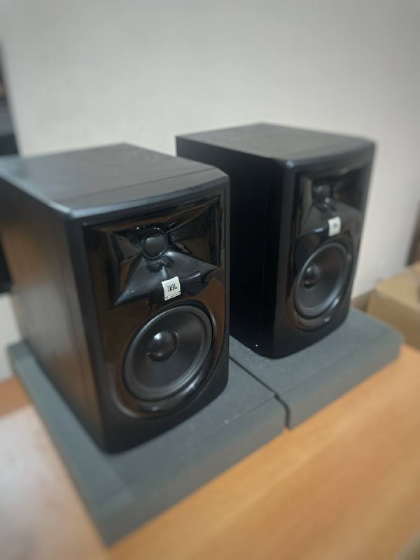 Пара студийных мониторов JBL 305p MKII