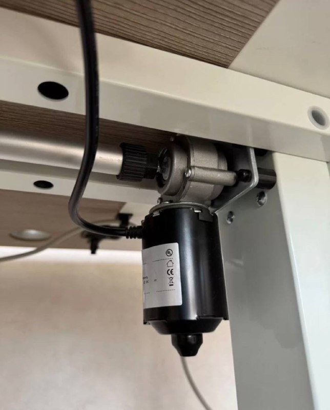 Компьютерный стол с регулировкой высоты CHIRUSSUN 3