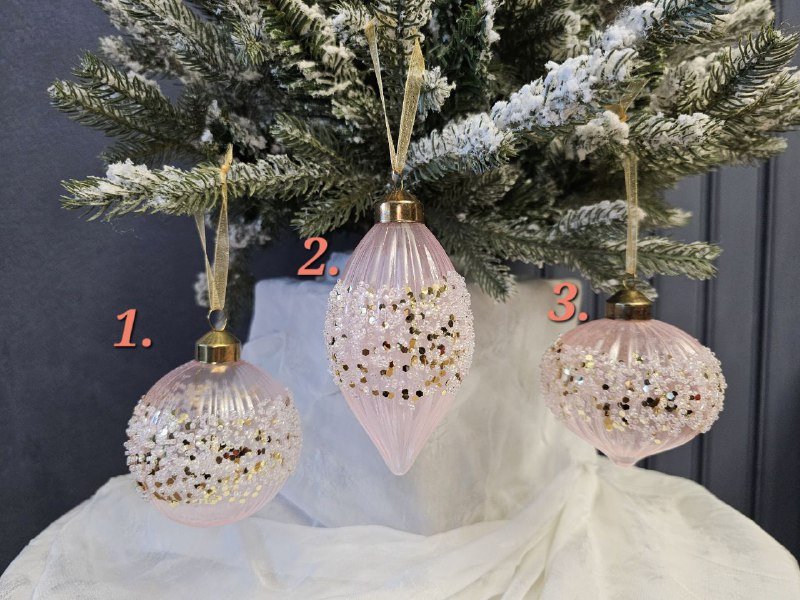 Новогодний декор: шары, украшения, бант, елка в снегу