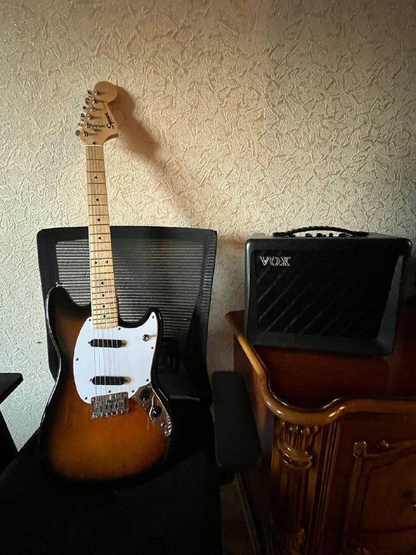 Электрогитара Fender Squier Sonic Mustang, усилитель VOX VX15-GT
