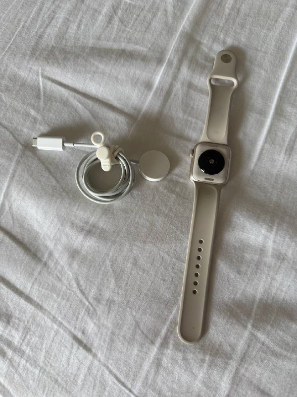 Apple Watch SE 2 с зарядным кабелем и ремешком 2