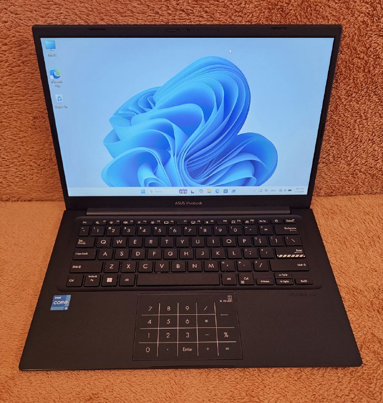 Ноутбук ASUS Vivobook, смартфон Samsung Galaxy Z Flip 3