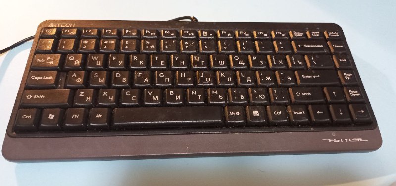 Стол голубой низкий 5