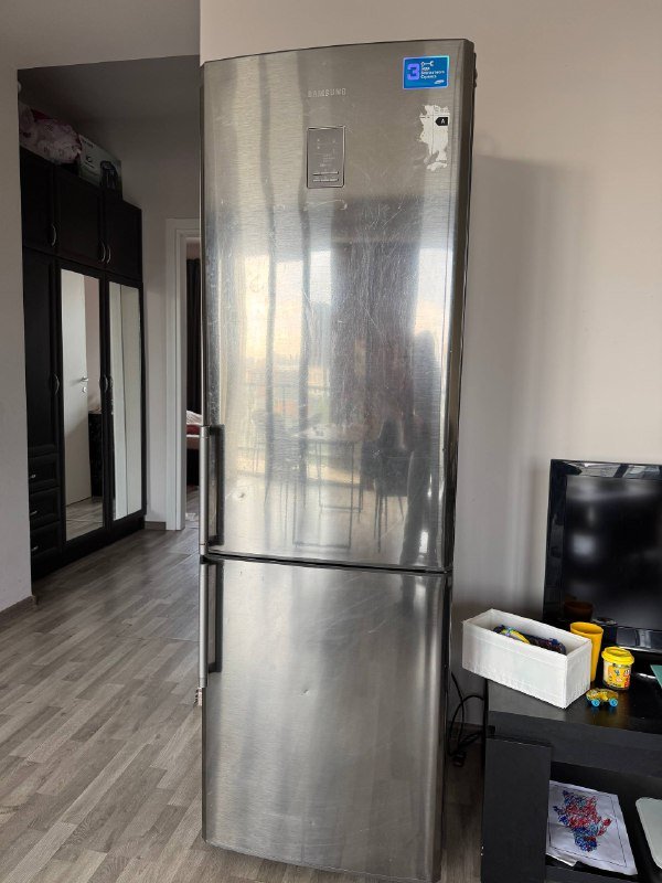 Большой вместительный холодильник Samsung