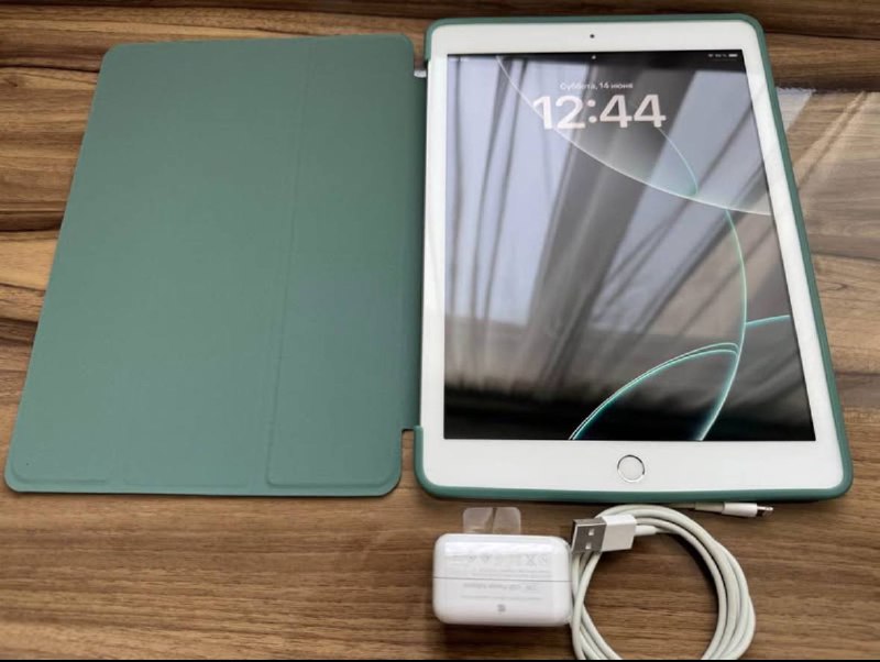 iPad 6 32 gb с чехлом