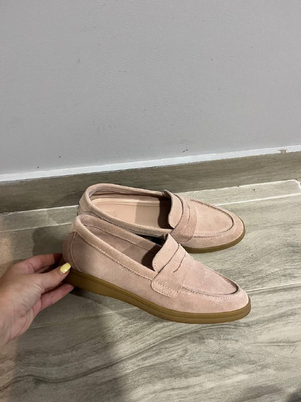 Кеды Dolce&Gabbana, юбка, костюм, футболка, костюм OYSHO, сумка Versace, лоферы Zara 7