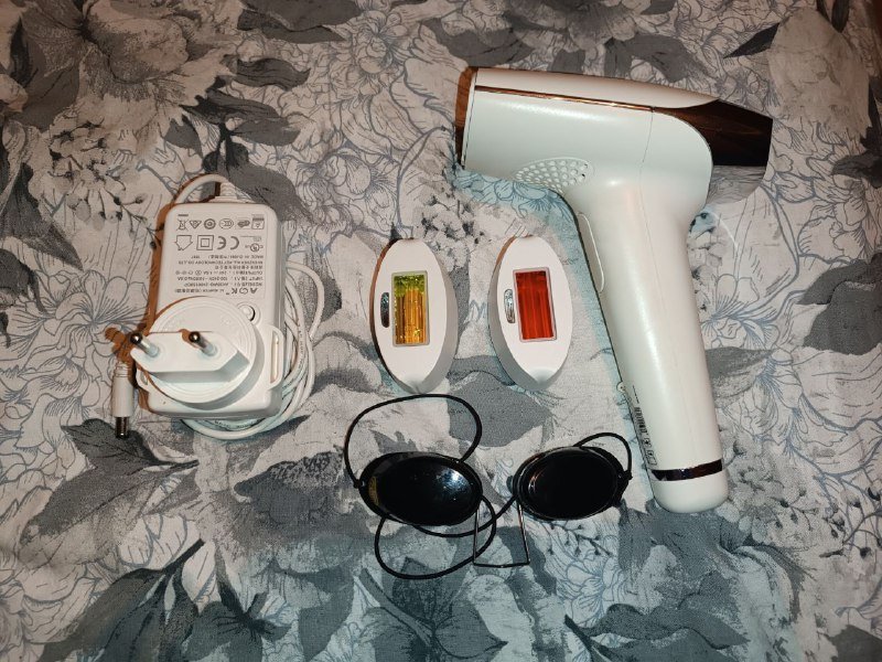 Фотоэпилятор с насадками и защитными очками