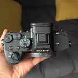 Камера Sony A7 IV с картой памяти и штативом 2
