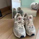 Женские кроссовки Adidas, размер 38 2