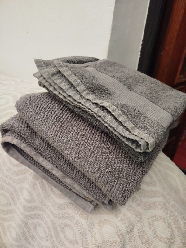 Форма для яиц пашот, пластиковый тазик, гирлянда, бутылка для масла, шапочки одноразовые, часы настенные, пицца-нож, полотенца, коробка для чайных пакетиков, таблетки эспрессо 8