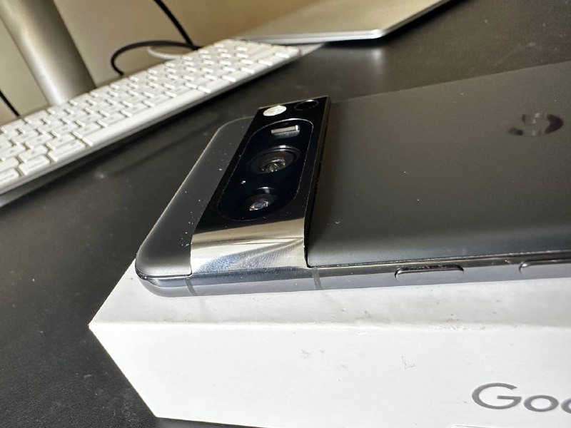 Google Pixel 8 Pro смартфон с аксессуарами 8