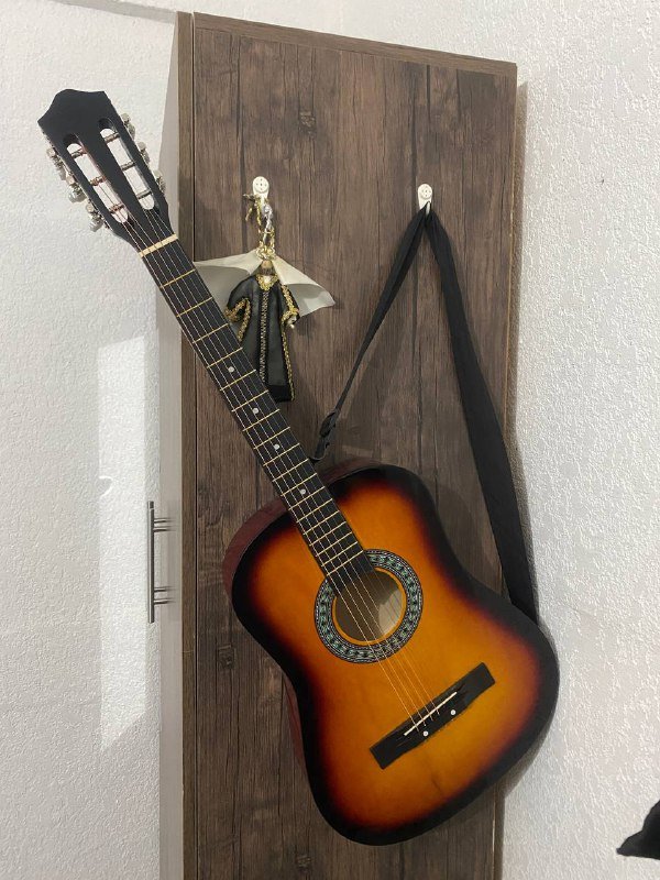 Гитара с сумкой и дополнительными деталями