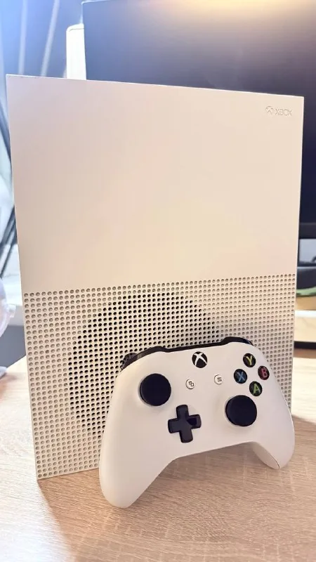 Xbox One S 500 ГБ с геймпадом и играми 1