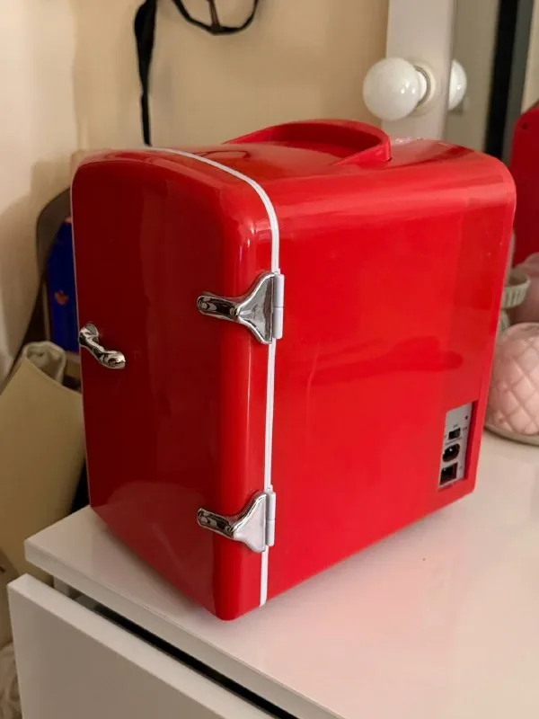 Mini cosmetic refrigerator 1