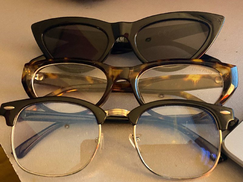 чёрная кожанная куртка, очки, шарф, зимняя куртка, джинсовая накидка, сумка, рюкзак 2