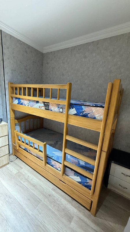 Двухъярусная кровать с матрасами