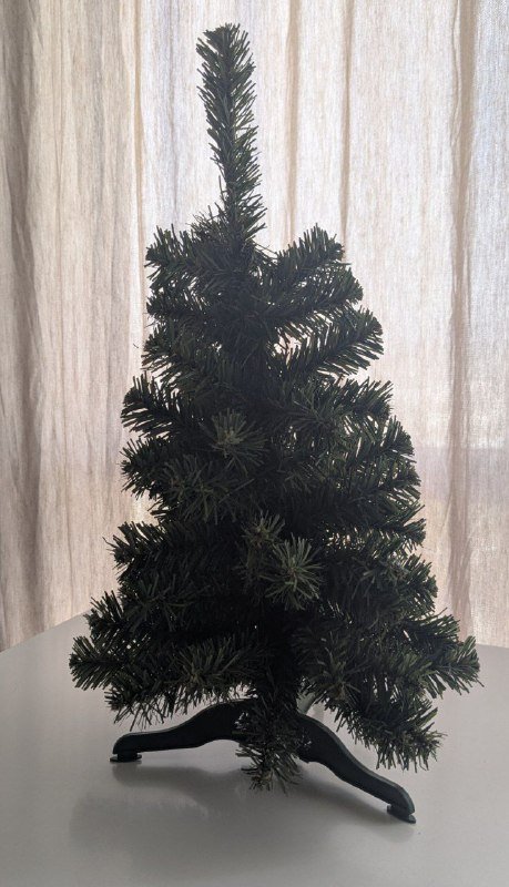 Искусственная ёлка, гирлянда с лампочками, искусственная гирлянда