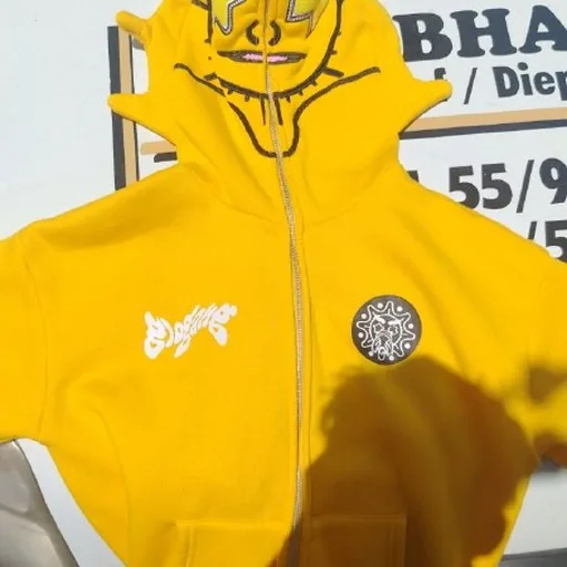 Жёлтая худи с капюшоном