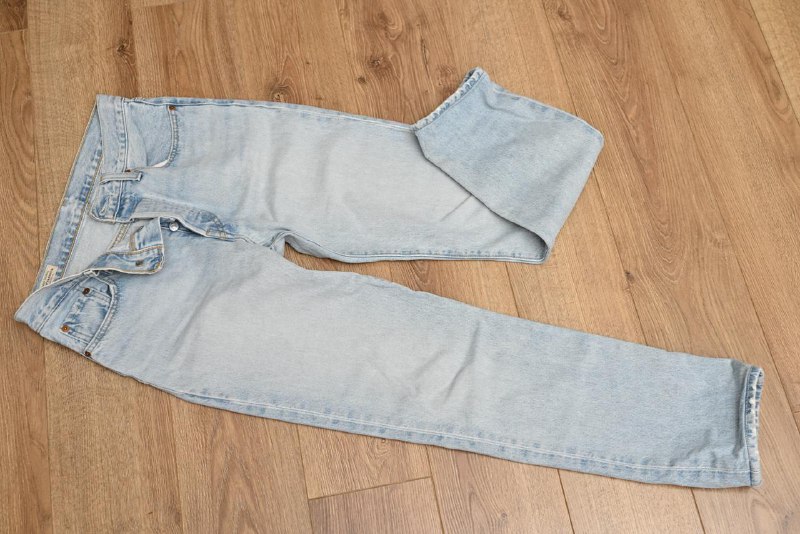 Женские джинсы Levi’s, юбка Zara, пиджак NAKD, мужские джинсы Levi’s, пальто Zara