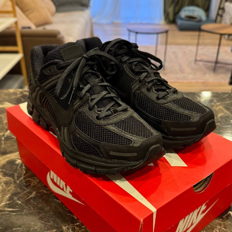 NIKE ZOOM VOMERO 5 sneakers size 40