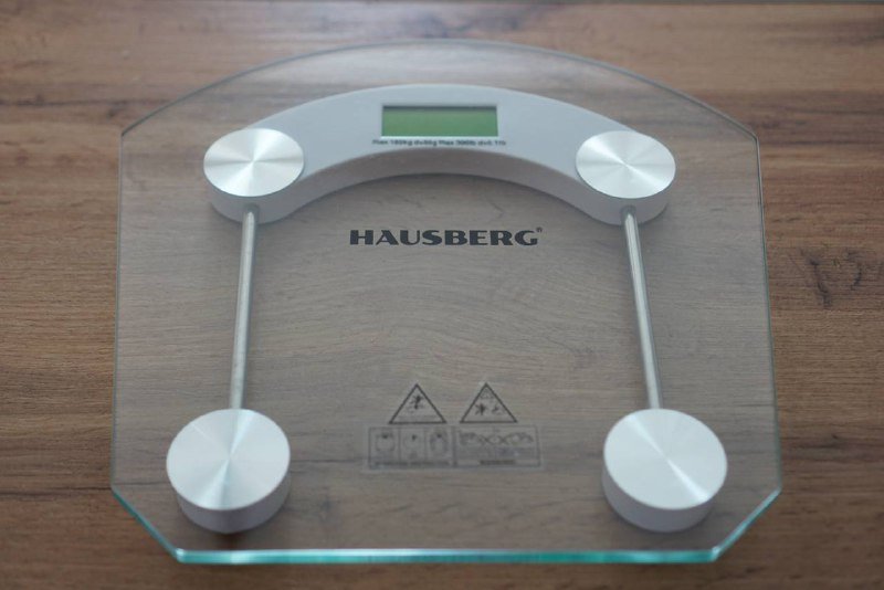 Контейнеры для хранения, плойка, шлем, ступенька, весы, книжки, клеевой пистолет, кисти 5