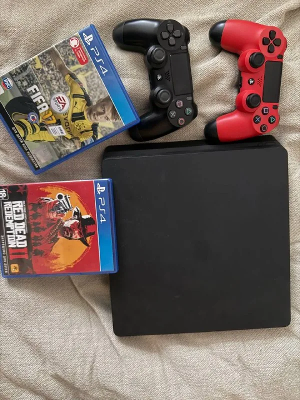 PlayStation 4, два диска, два джойстика