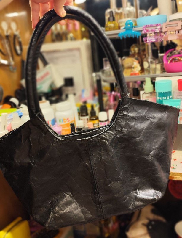 Черная кожаная сумка, черные туфли на высоком каблуке