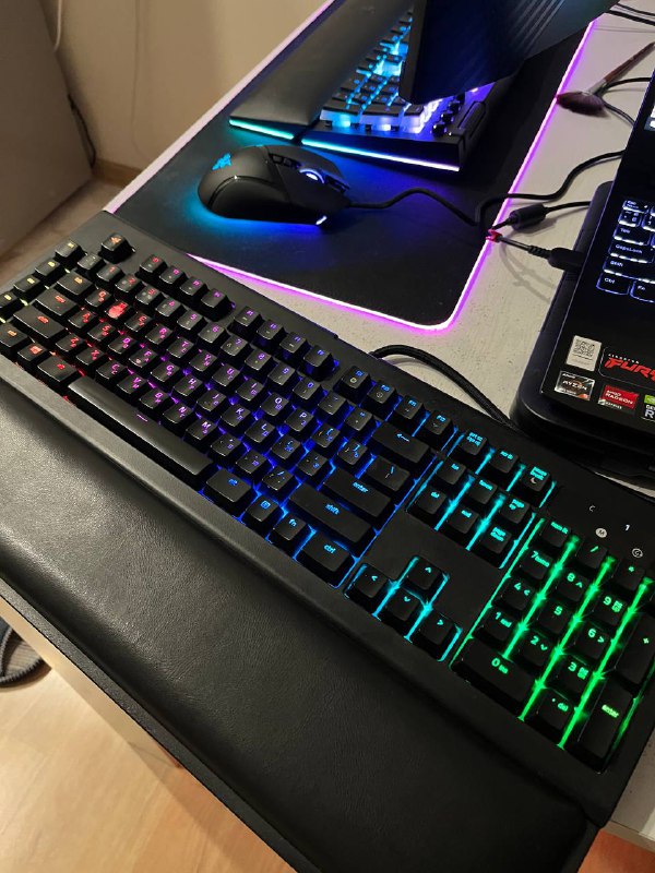 Клавиатура RAZER BLACKWIDOW CHROMA v2, коврик для мышки Razer 3