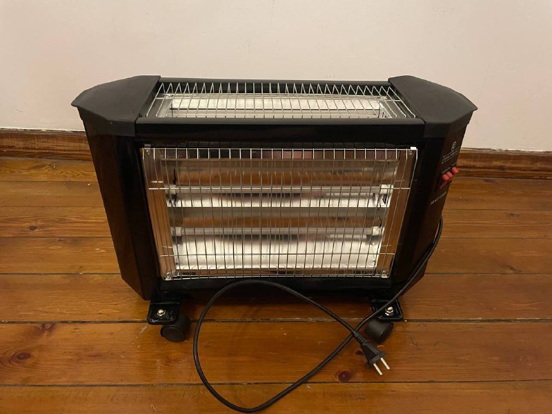 обогреватель, деревянный стол