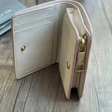 Michael Kors-ისა და Marc Jacobs-ის საფულეები, სათვალეები, პარიკი 4