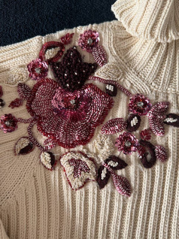 Свитер с вышивкой и пайетками, размер S 2