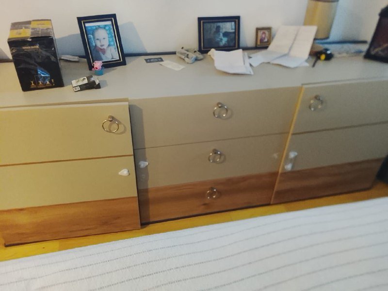 комод, утюг, настольная лампа, декоративный камин