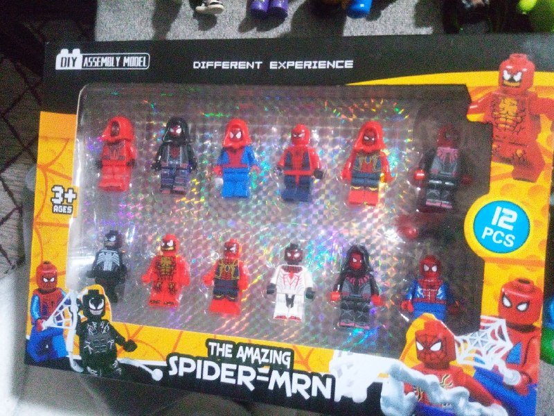 Набор игрушечных фигурок и машинок