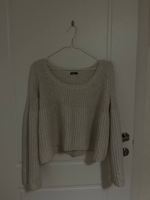 куртка черная, свитер молочный, пиджак черный, кеды converse нежно-голубые 2