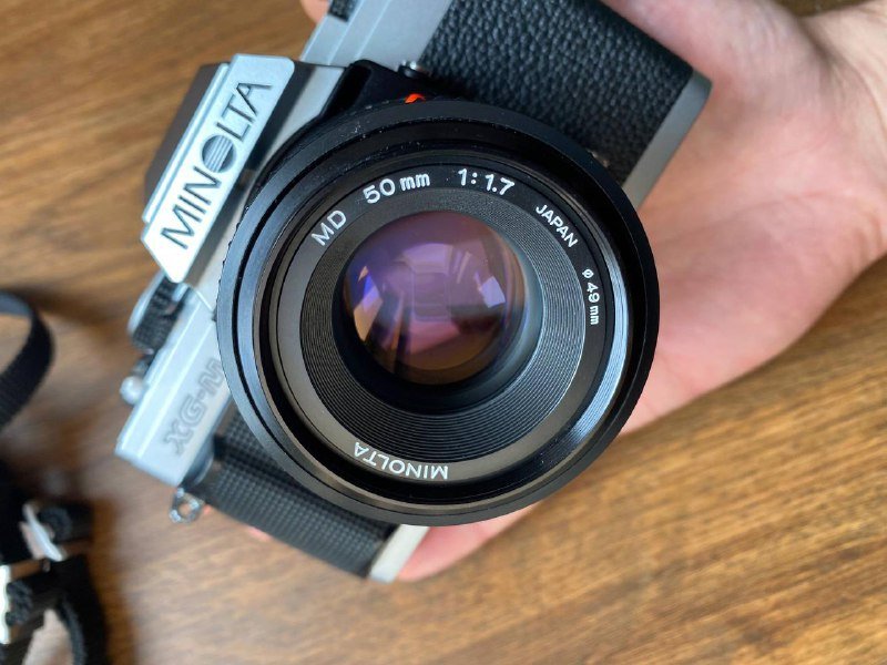 Пленочный зеркальный фотоаппарат Minolta XG-M с объективом 4